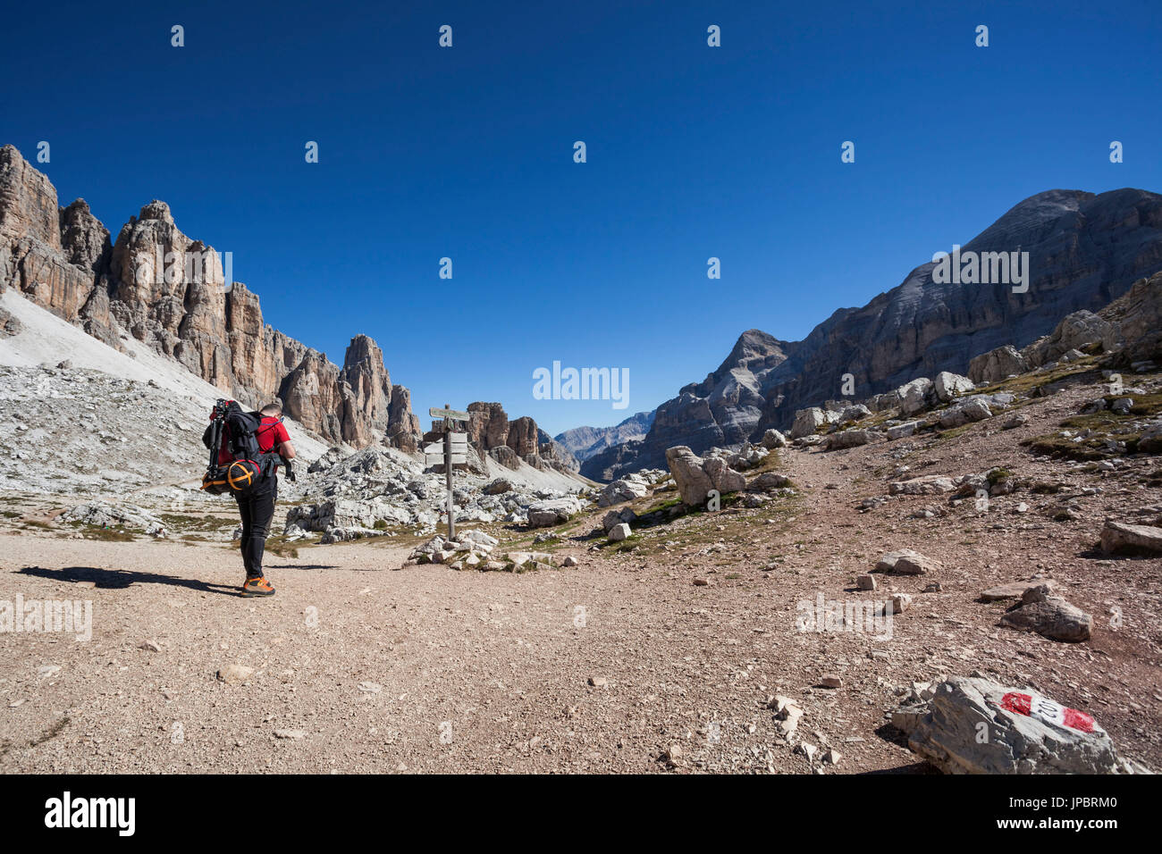 Europa, Italien, Veneto, Belluno, Cortina d Ampezzo. Wanderer in der Nähe von Travenanzes Gabel, angesichts der Tofana di Rozes, Dolomiten Stockfoto