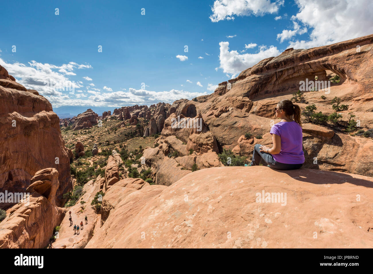 Mädchen mit Blick auf die Landschaft auf des Teufels Garten Trailhead. Arches-Nationalpark, Moab, Grand County, Utah, USA. Stockfoto