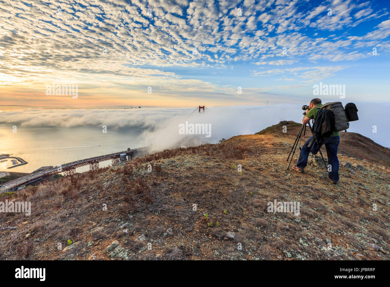 Ein Fotograf macht Fotos von Golden Gate Bridge bei Sonnenaufgang vom Drückeberger Hill. San Francisco, Marin County, Kalifornien, USA. Stockfoto