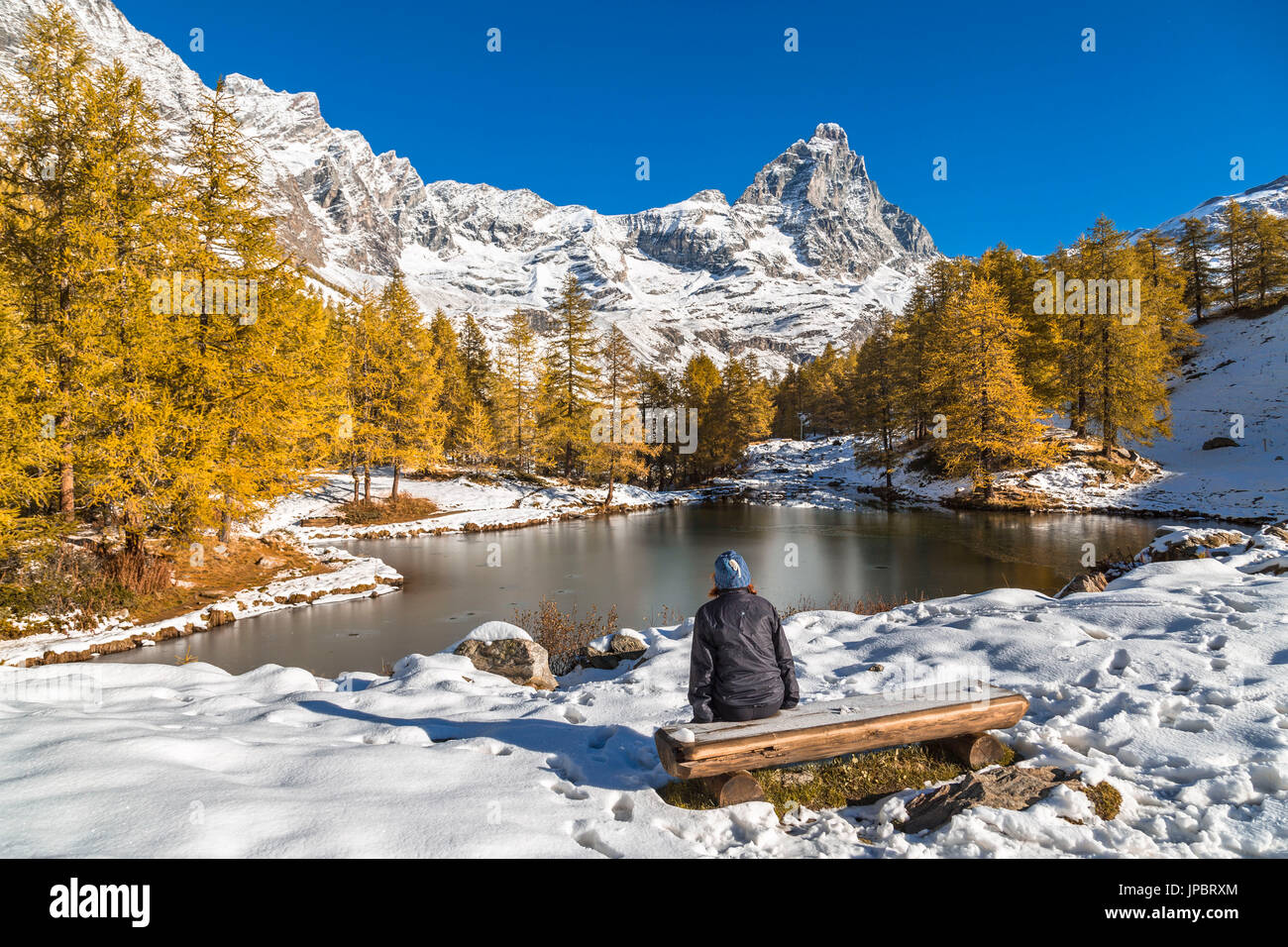 Eine Mädchen genießen Sie das Herbst Panorama (Cervinia, Valtournenche, Aostatal Provinz, Aostatal, Italien, Europa) Stockfoto