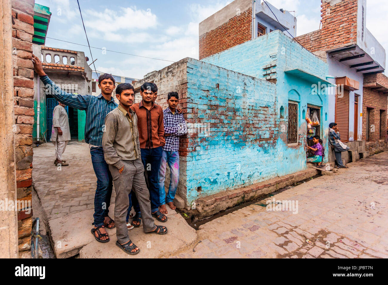 Asien, Indien, Uttar Pradesh, Nandgaon, lokalen Jungs posieren für das Bild Stockfoto