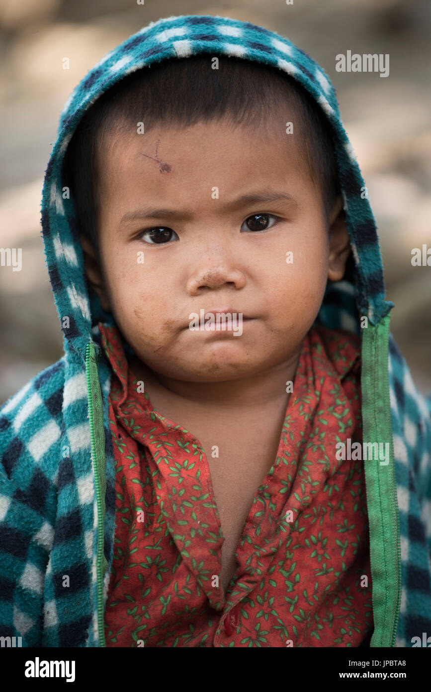 Rakhine-Staat Myanmar. Porträt eines Knaben Kinn in die Kamera schaut. Stockfoto