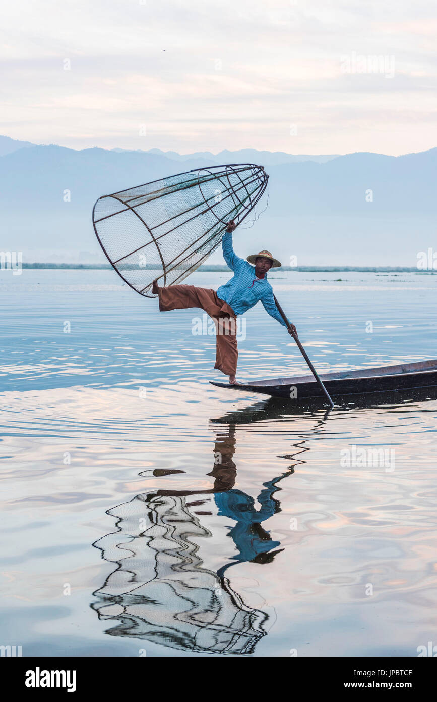 Inle-See, Nyaungshwe Township Taunggyi Bezirk, Myanmar (Burma). Lokale Fischer mit typischen kegelförmigen Fischernetz. Stockfoto