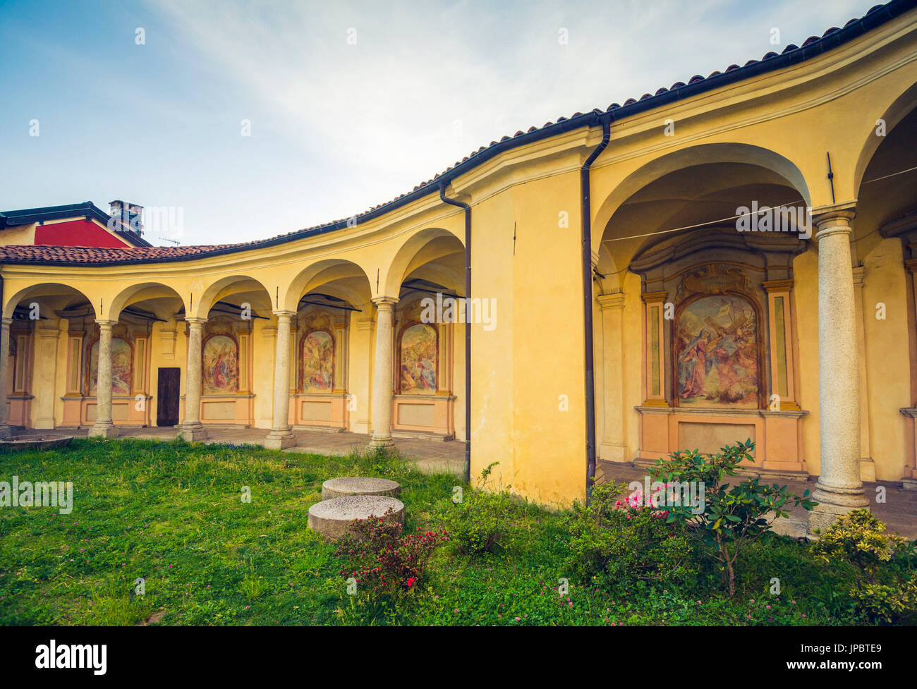 Mergozzo, Mergozzo See, Piemont, Italien. Kirche und seinem alten Kreuzgang mit Gemälden und Arkaden. Stockfoto