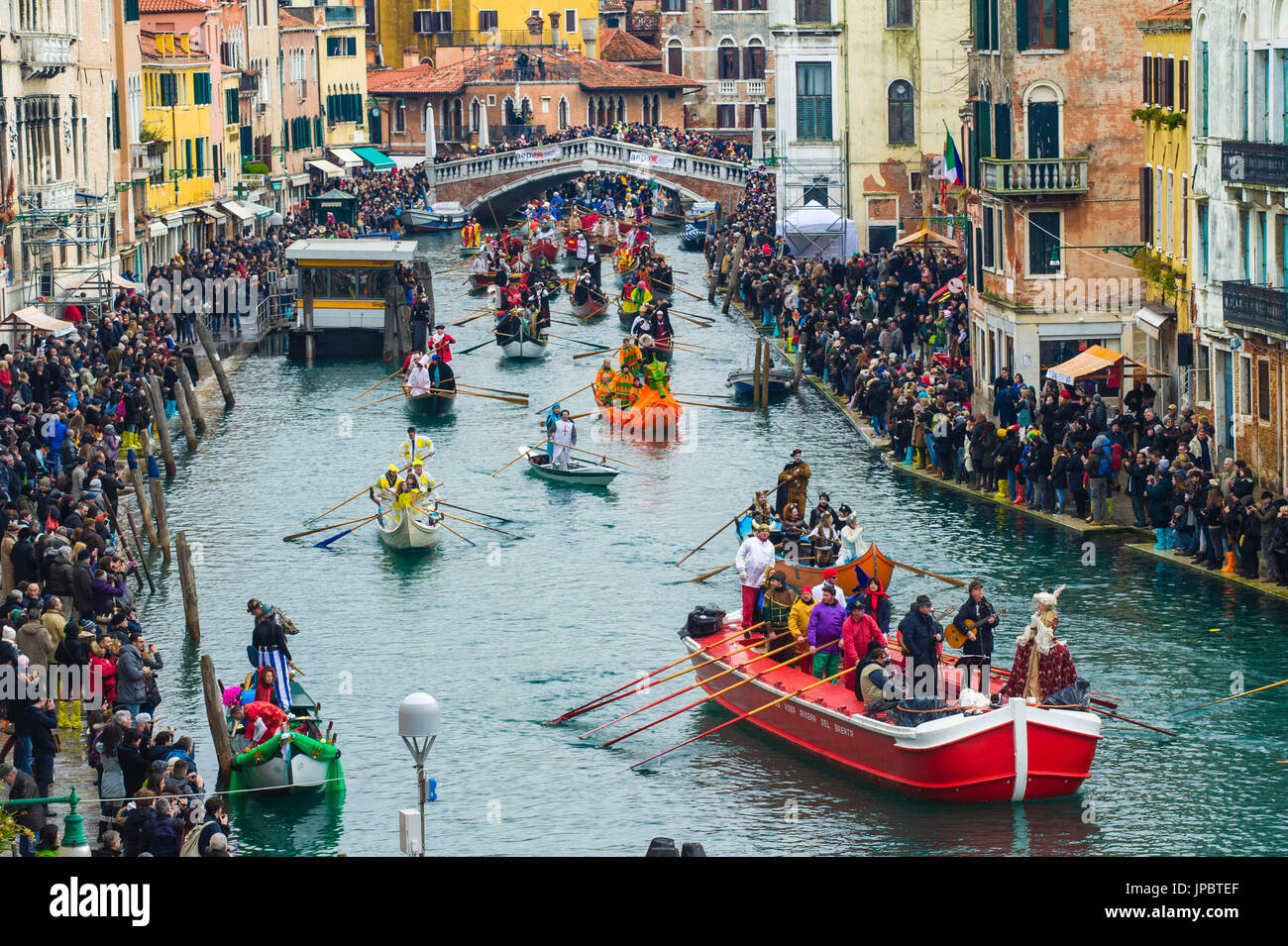 Karnevalsumzug Boote und Touristen entlang des Kanals Cannaregio. Venedig, Veneto, Italien Stockfoto