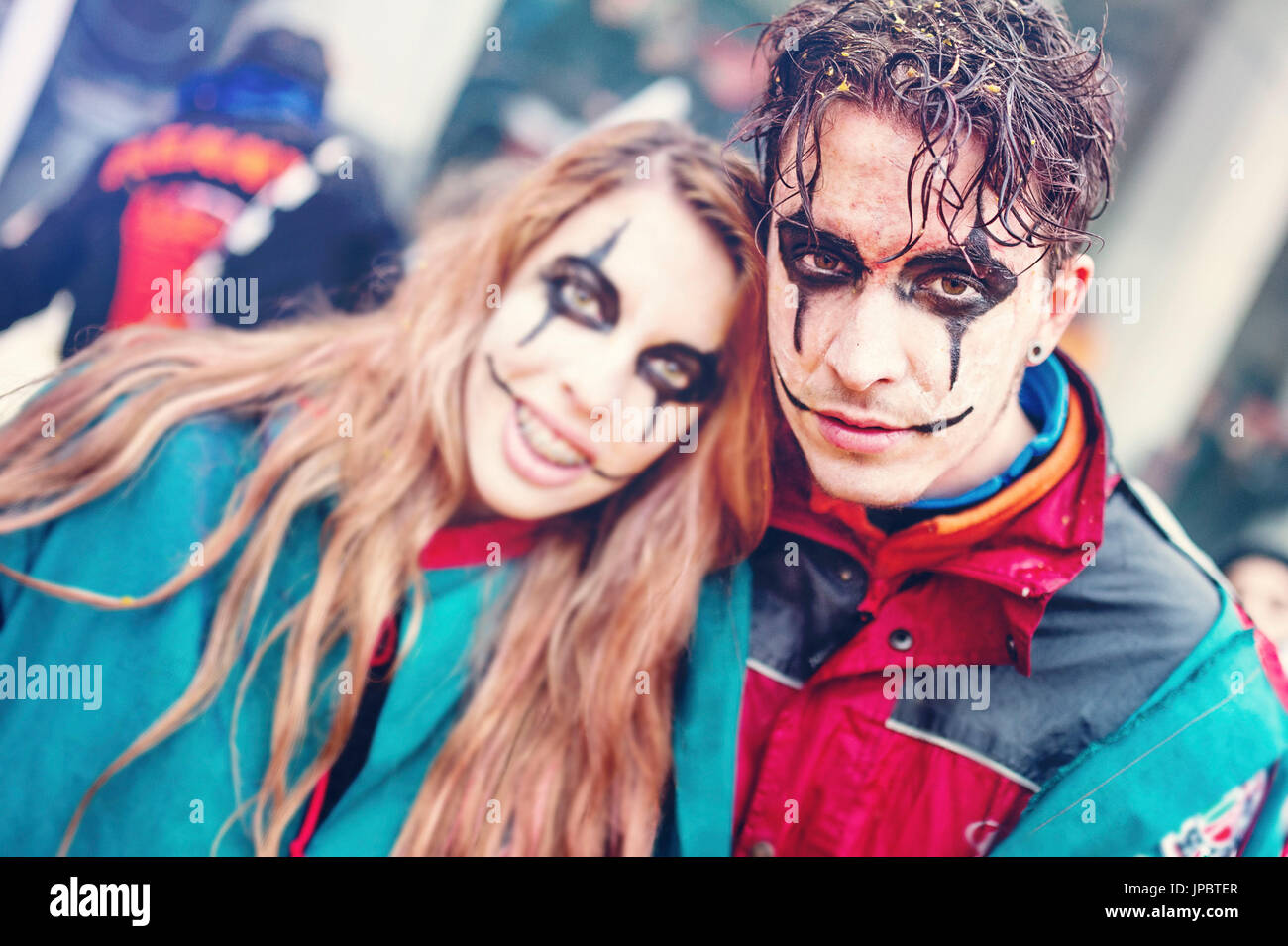 Menschen mit traditionellen Kostümen während des Kampfes der Orangen. Historischen Karneval von Ivrea, Piemont, Italien Stockfoto
