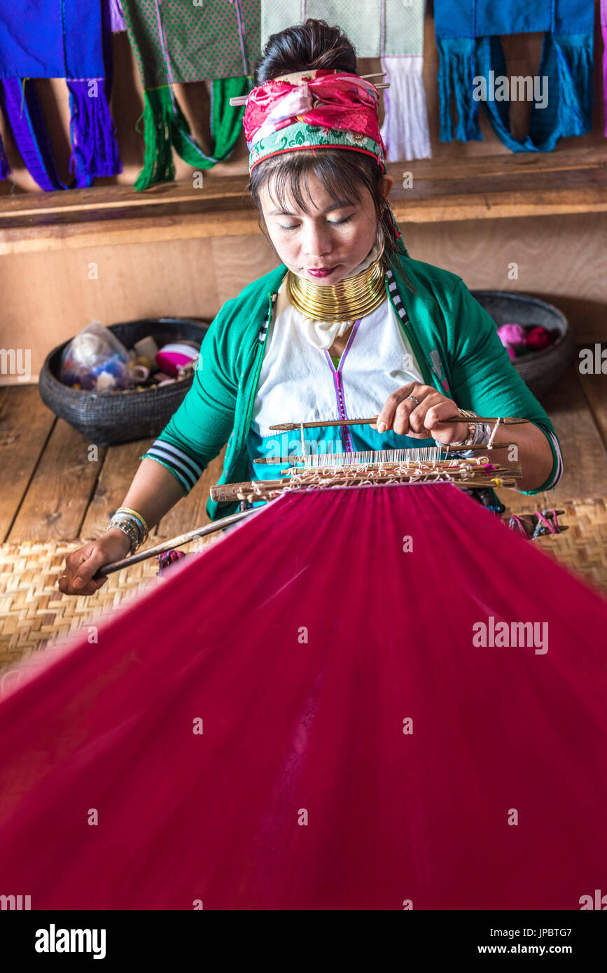 Inle-See, Nyaungshwe Township Taunggyi Bezirk, Myanmar (Burma). Kayan (Padaung) Frau Weben auf ein Geschäft. Stockfoto