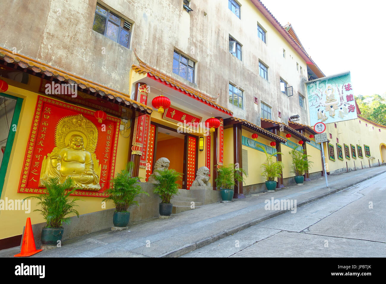 HONG KONG, CHINA - 26. Januar 2017: AsZ Kloster einzutreten mit zwei versteinerten Löwen in Sha Tin, Hong Kong, China Stockfoto