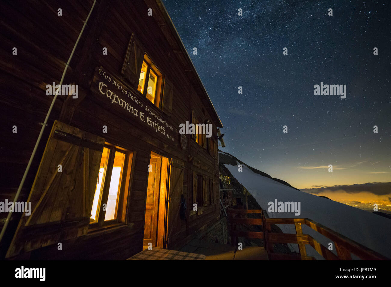 Die Gnifetti Zuflucht im Monte Rosa-Massiv grundständigen eine sternenklare Nacht (Gressoney, Lystal; Aosta Provinz, Aostatal, Italien, Europa) Stockfoto