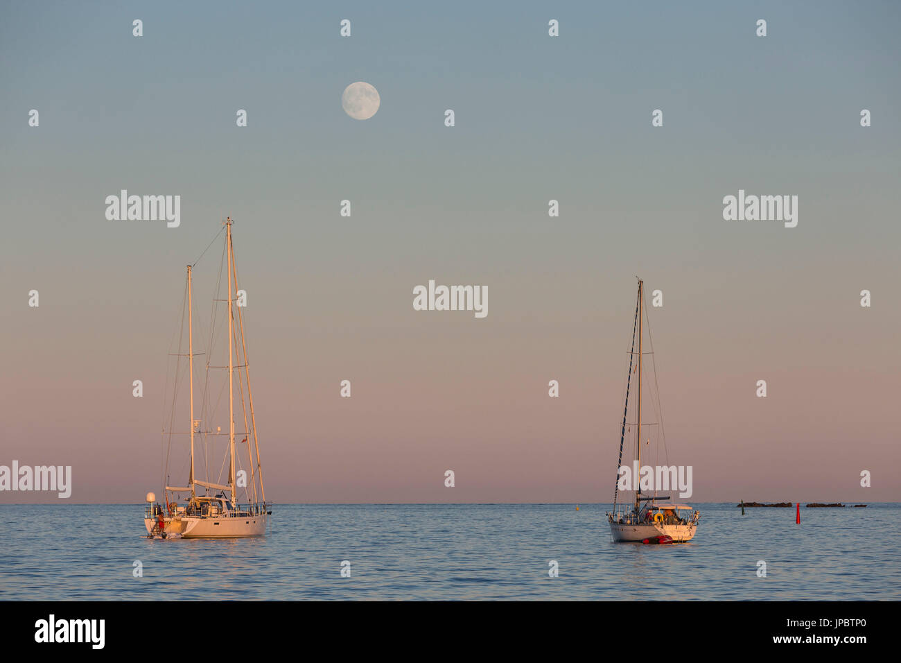Liegeplatz Aailboats während des Sonnenuntergangs (Lerins Inseln, Cannes, Grasse, Alpes-Maritimes Abteilung, Region Provence-Alpes-Cote d ' Azur, Frankreich, Europa) Stockfoto