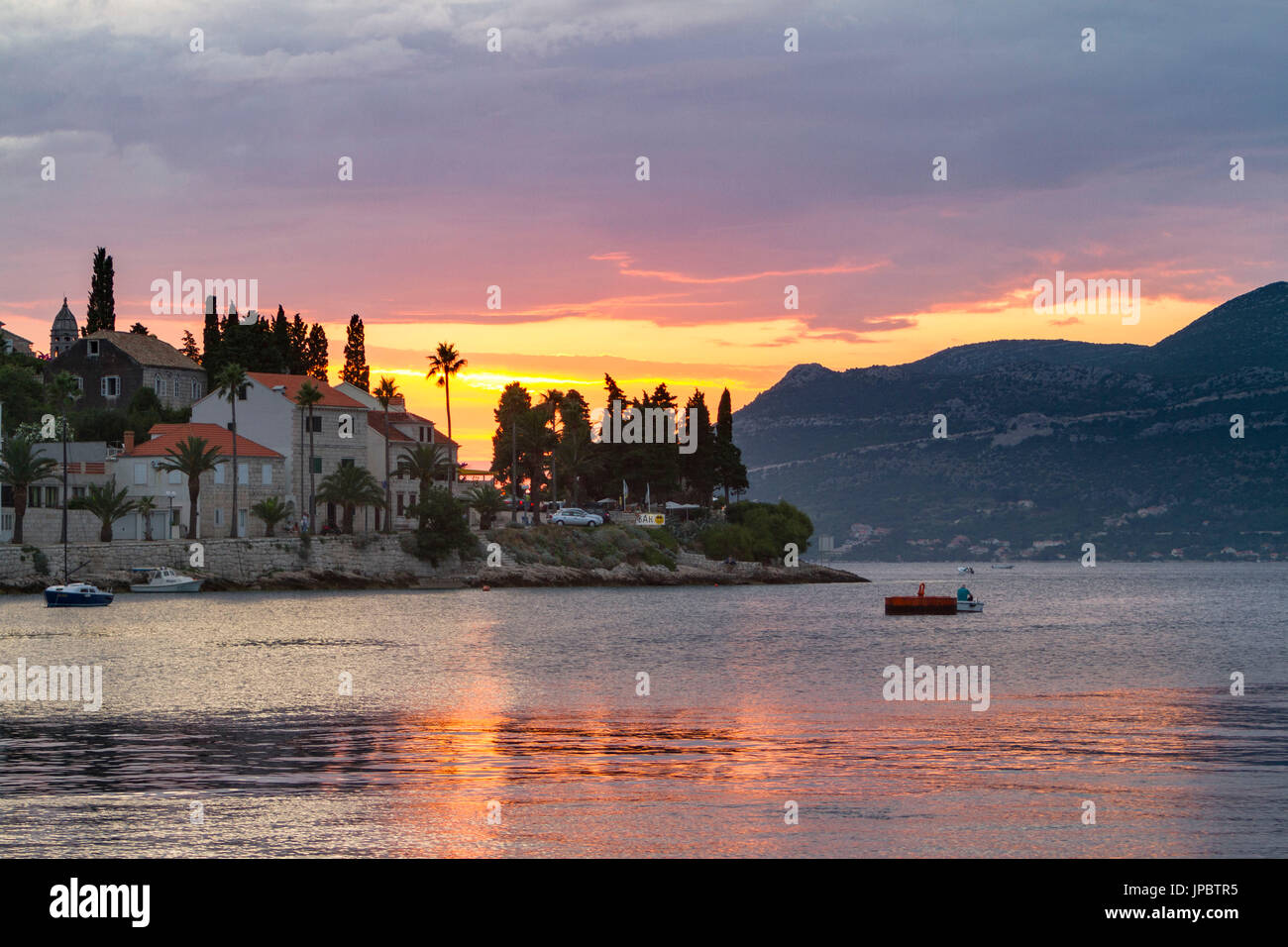 Sonnenuntergang vom Dorf Korcula (Korčula, Insel Korcula, Dubrovnik-Neretva County, Region Dalmatien, Kroatien, Europa) Stockfoto