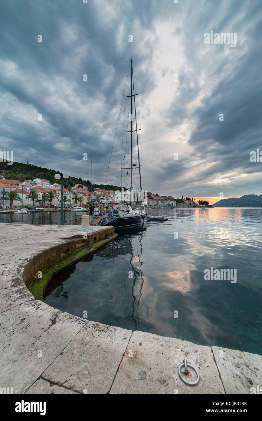 Sonnenuntergang vom Dorf Hafen von Korcula (Korčula, Insel Korcula, Dubrovnik-Neretva County, Region Dalmatien, Kroatien, Europa) Stockfoto