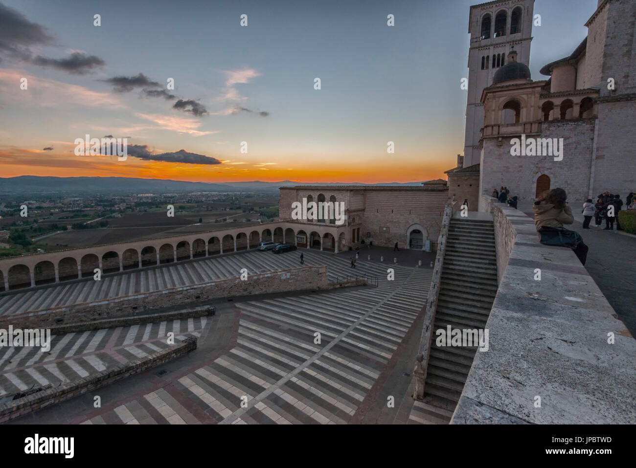 Italien, Umbrien, Assisi, Basilika San Francesco bei Sonnenuntergang Stockfoto