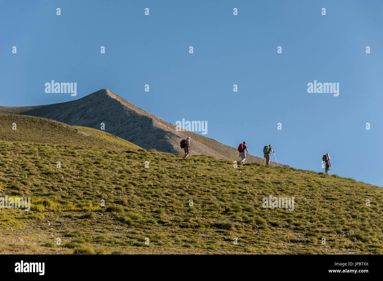 Wanderer auf einem Pfad in den Monti Sibillini NP, Umbrien, Italien Stockfoto