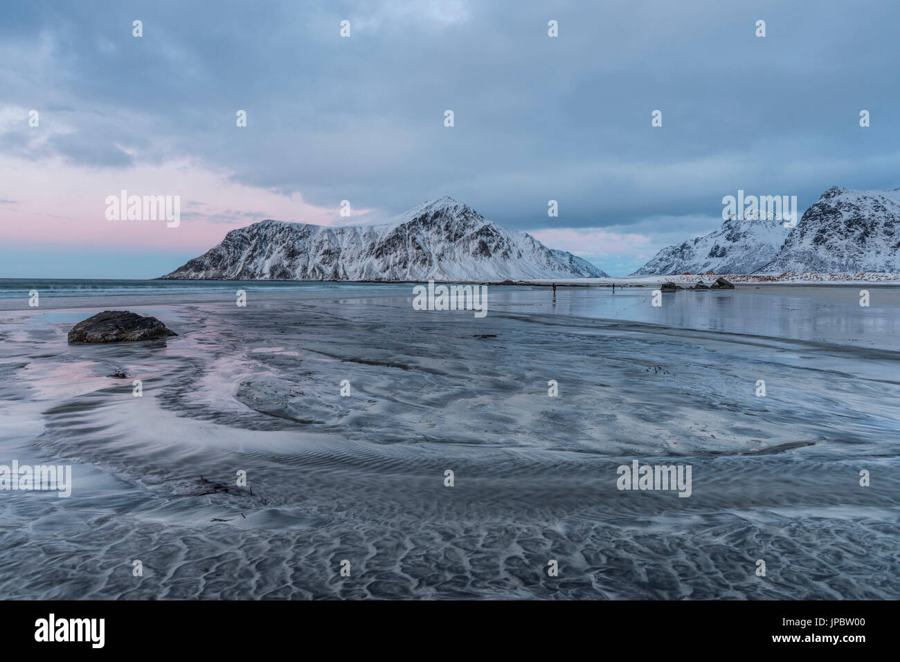 Zeichnungen und Formen auf den Strand mit Sand, Skagsanden, Lofoten Inseln, Norwegen Stockfoto