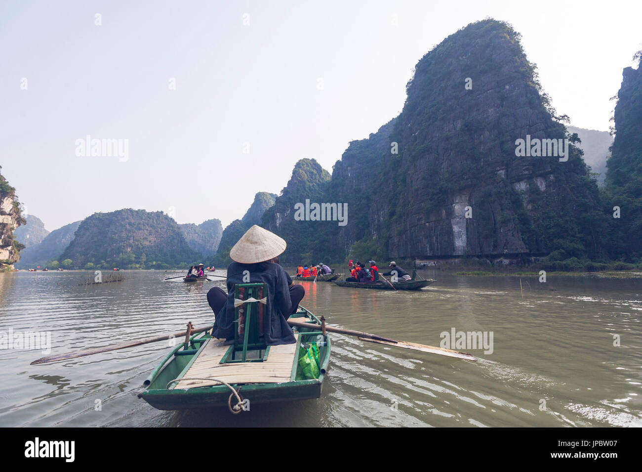Ninh Binh, Nord-Vietnam. Tam Coc Ausflug auf Ngo Dong Fluss. Stockfoto