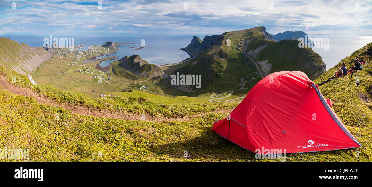 Panorama des Zeltes auf Bergrücken mit Blick auf das Meer Sorland Vaeroy Insel Nordland county Lofoten Inselgruppe Norwegen Europa Stockfoto