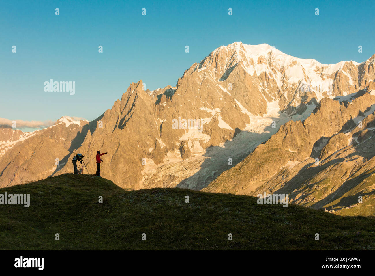 Fotografen bewundern die Mont-Blanc-Massiv in der Morgendämmerung Graian Alpen Courmayeur Aosta Tal Italien Europa Stockfoto