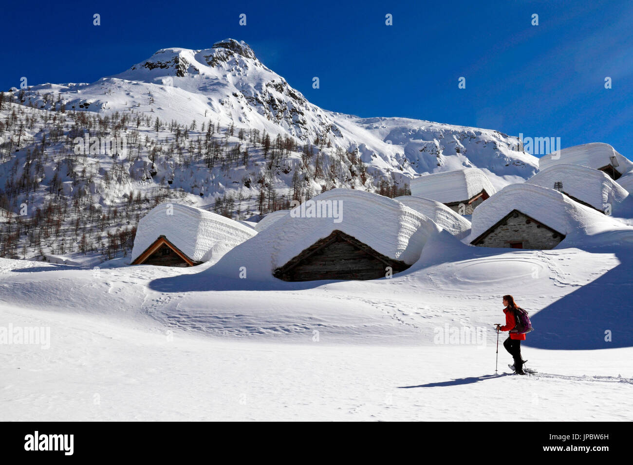 Mit den Schneeschuhen in Alpe Lendine, fast vollständig Schnee unter durch die unglaubliche fällt der Winter 2013/14, Valle Spluga, Provinz Sondrio, Lombardei, Italien Stockfoto