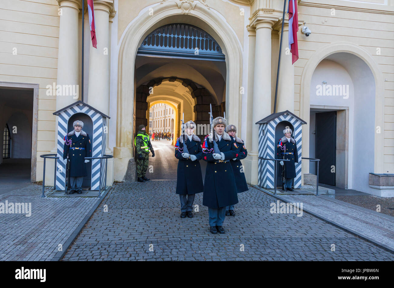 Die Wachablösung am Schloss von Prag Tschechische Republik Europa Stockfoto