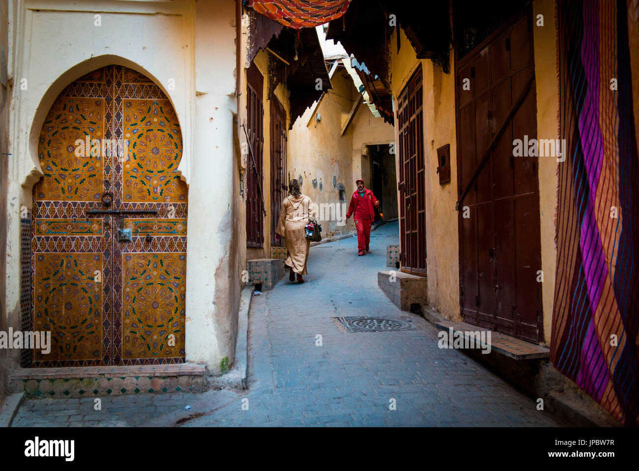 Fes, Marokko, Nordafrika. Passanten in den engen Gassen der Medina. Stockfoto