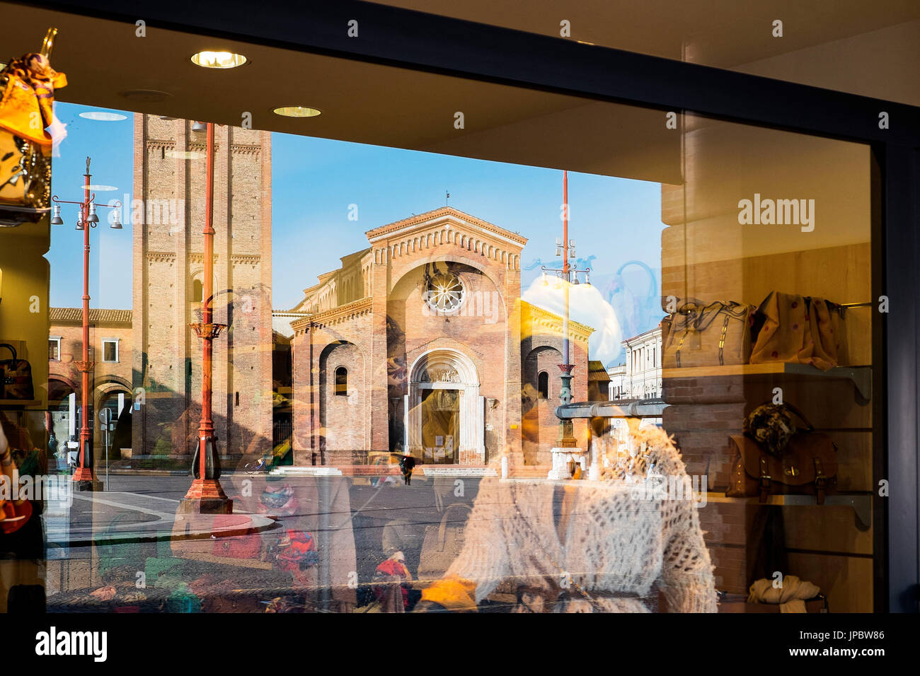 Forli, Emilia Romagna, Italien, Europa. San Mercuriale Abtei in der Vitrine zurückgebogen. Stockfoto