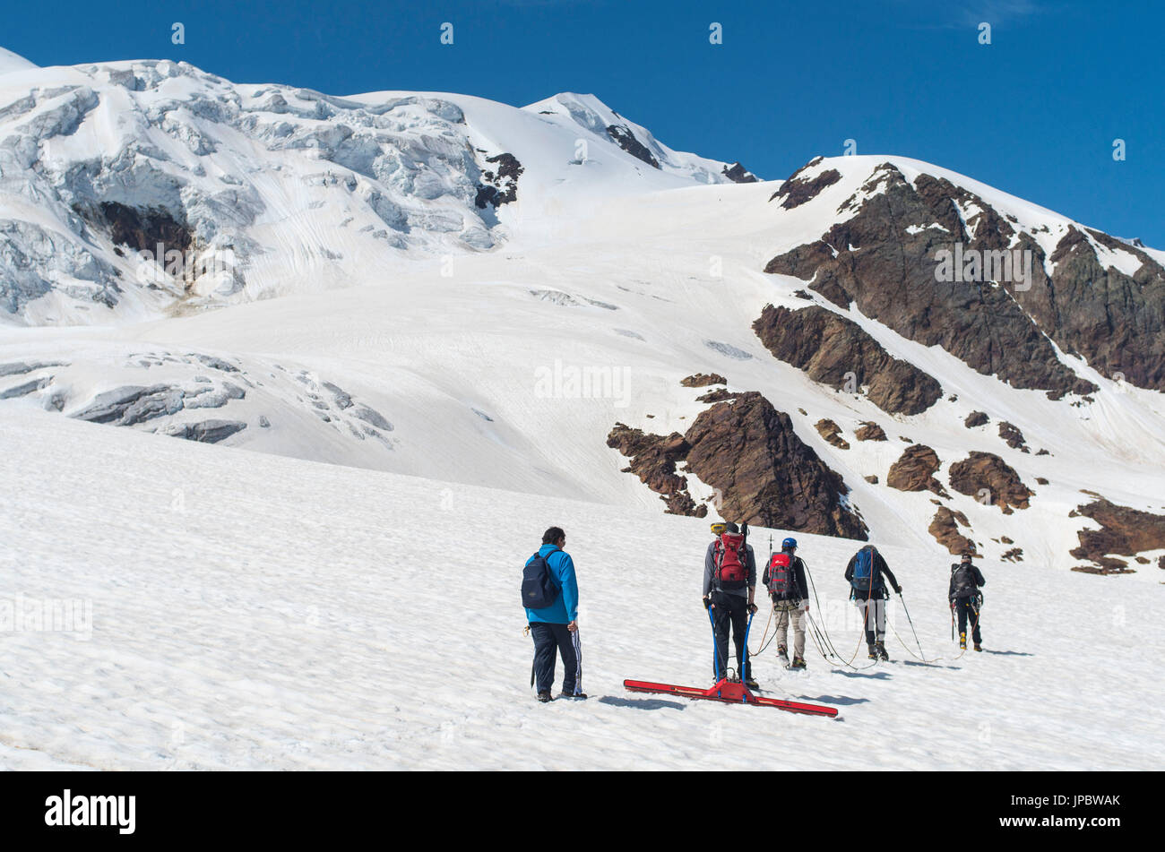 Ein Team arbeitet mit einem Bodenradars (GPR) in Forni-Gletscher, Valtellina, Italien Stockfoto