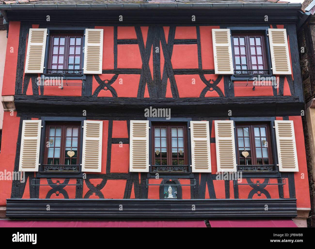 Typische Architektur und farbige Fassade des Hauses in der alten mittelalterlichen Stadt Kaysersberg Haut-Rhin Elsass Frankreich Europa Stockfoto