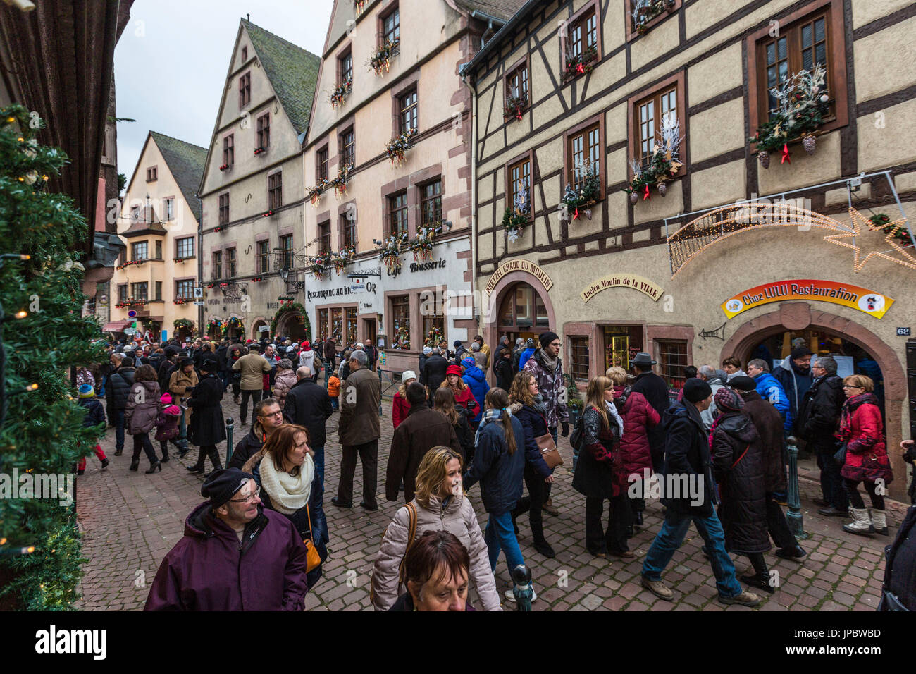 Touristen in der Fußgängerzone der Altstadt an Weihnachten Zeit Kaysersberg Haut-Rhin Elsass Frankreich Europa Stockfoto