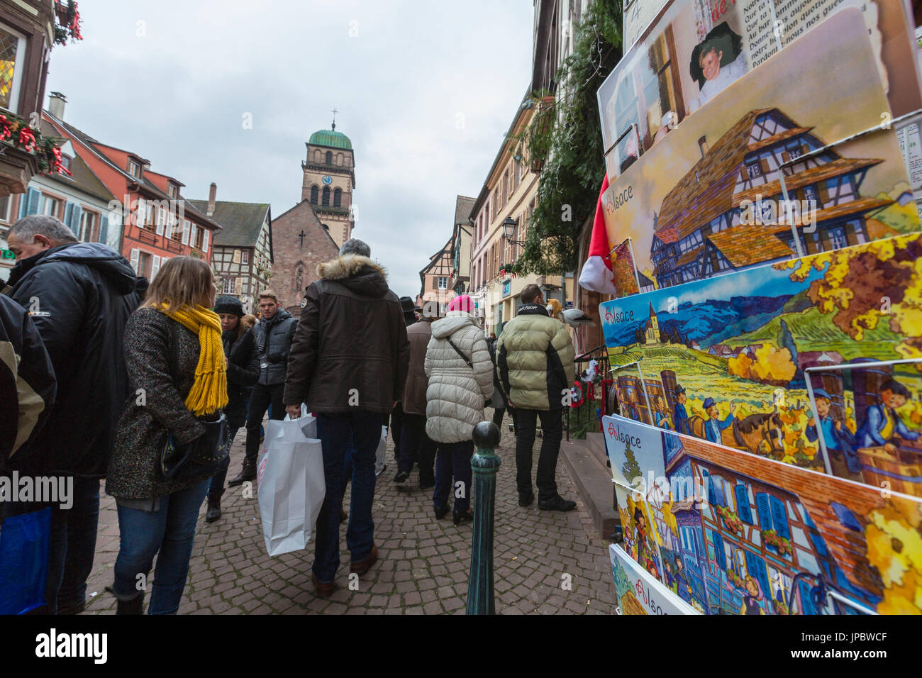 Touristen und Weihnachtsmärkte in der alten mittelalterlichen Stadt von Kaysersberg Haut-Rhin Elsass Frankreich Europa Stockfoto