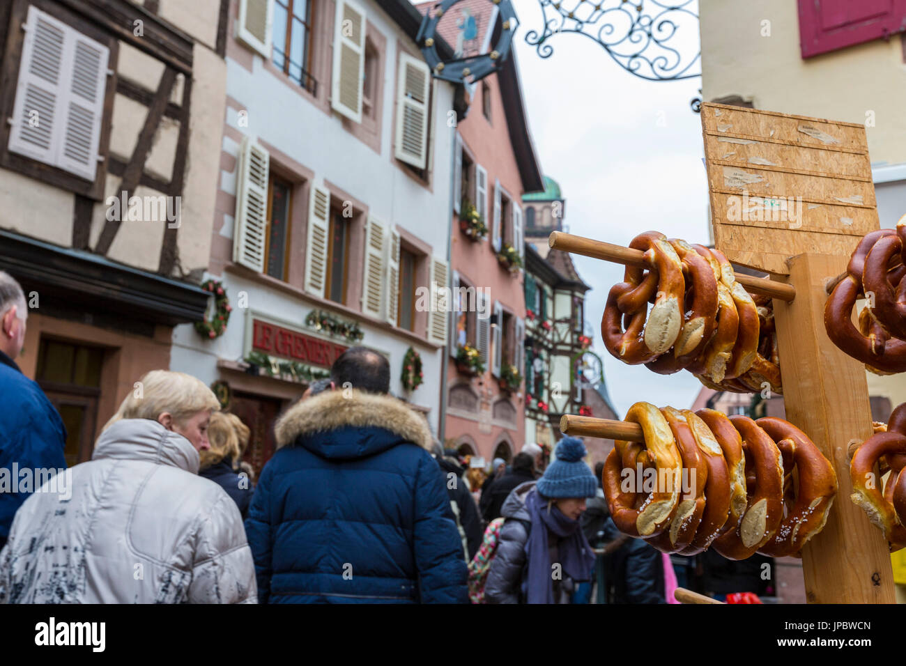 Die typische Backware genannt Bretzel in der alten Stadt von Kaysersberg Haut-Rhin Elsass Frankreich Europa Stockfoto