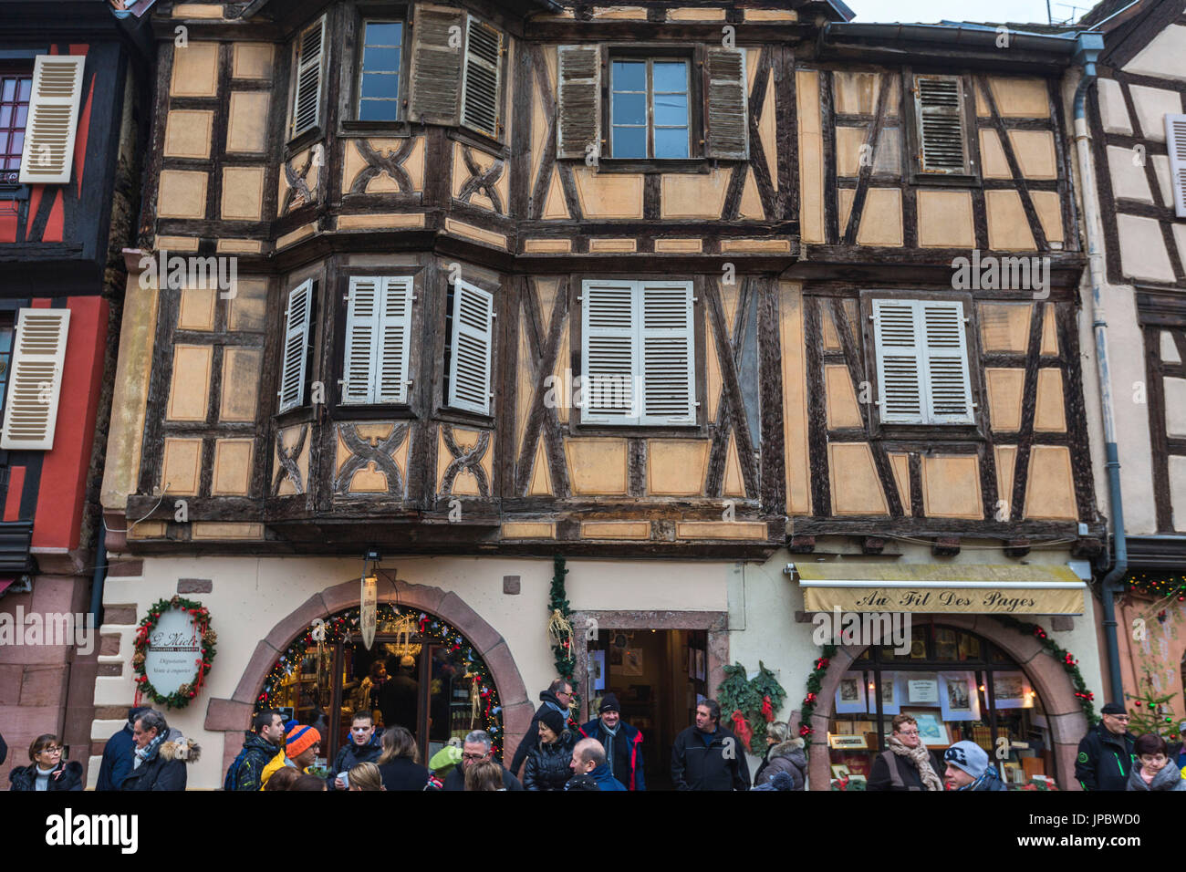 Typische Architektur und farbige Fassade der Häuser in der alten mittelalterlichen Stadt Kaysersberg Haut-Rhin Elsass Frankreich Europa Stockfoto