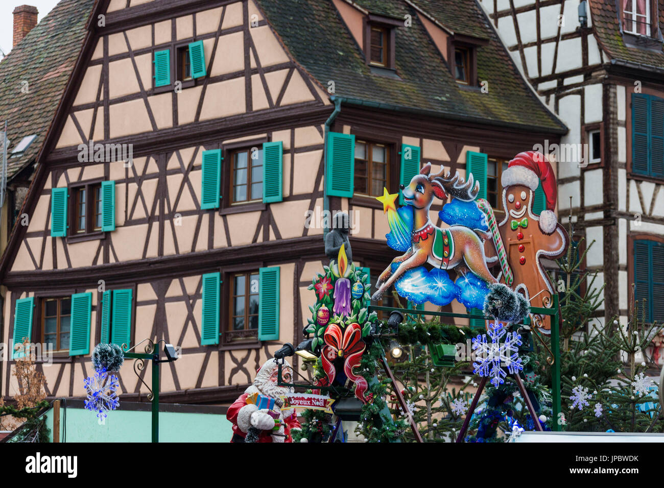 Weihnachtsschmuck umrahmen die typischen Häuser der mittelalterlichen alten Stadt Colmar, Haut-Rhin Abteilung Elsass Frankreich Europa Stockfoto