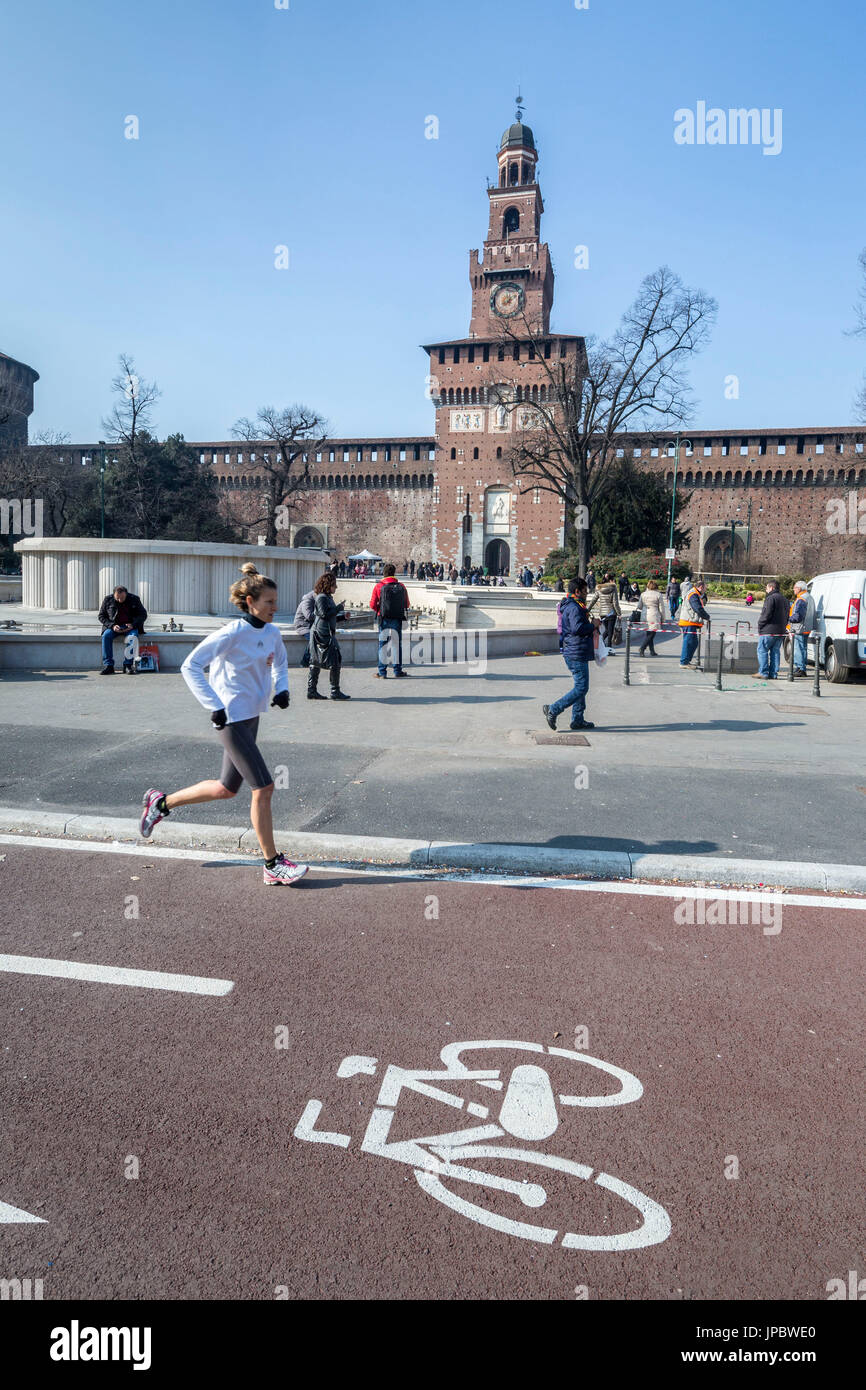 Ein Läufer auf dem Radweg neben der alten Sforza Schloss Mailand Lombardei Italien Europa Stockfoto