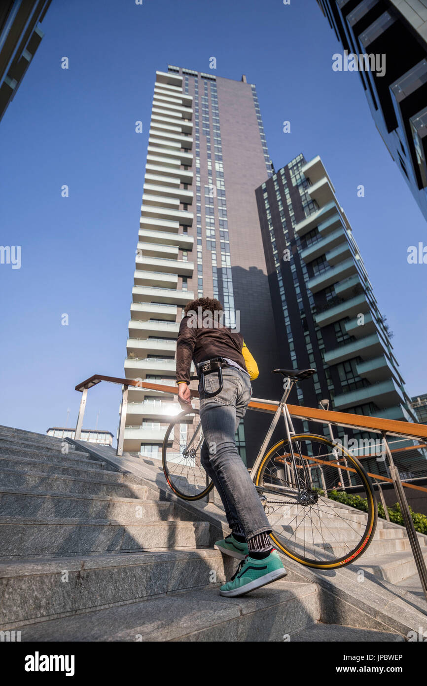 Ein Radfahrer zwischen den Wolkenkratzern des neuen modernen Stadtgebiets von Porta Nuova Mailand Lombardei Italien Europa Stockfoto