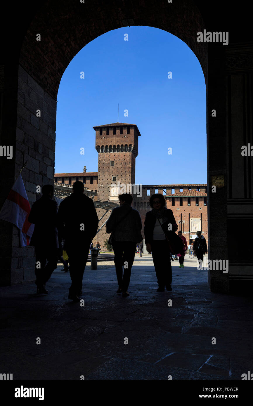 Silhouetten unter dem Bogen, die Gestaltung der alten Sforza Schloss Mailand Lombardei Italien Europa Stockfoto