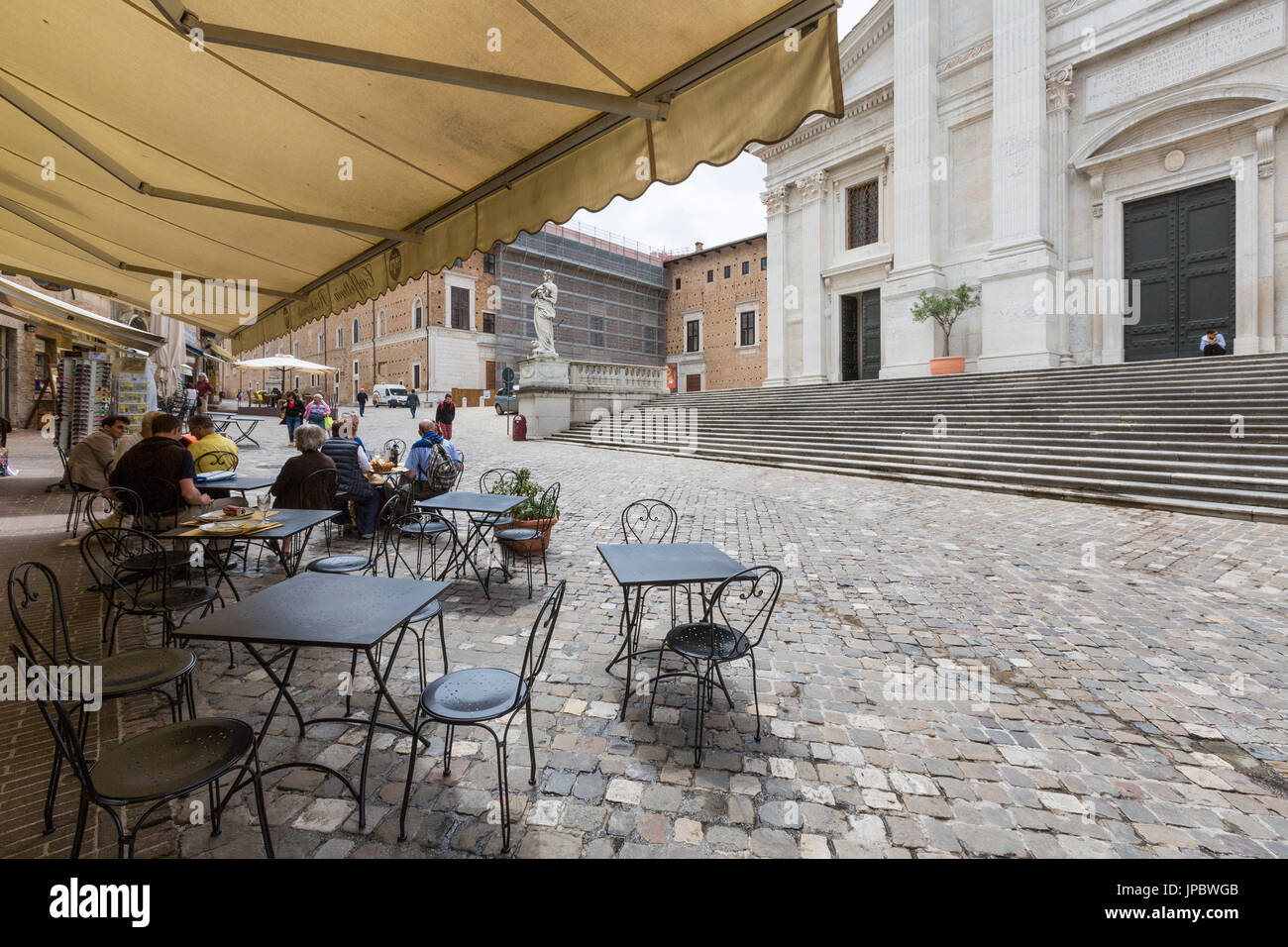 Typisches Café rahmt die Freitreppe aus Marmor Fassade des alten Dom Urbino Provinz von Pesaro Marche Italien Europa Stockfoto