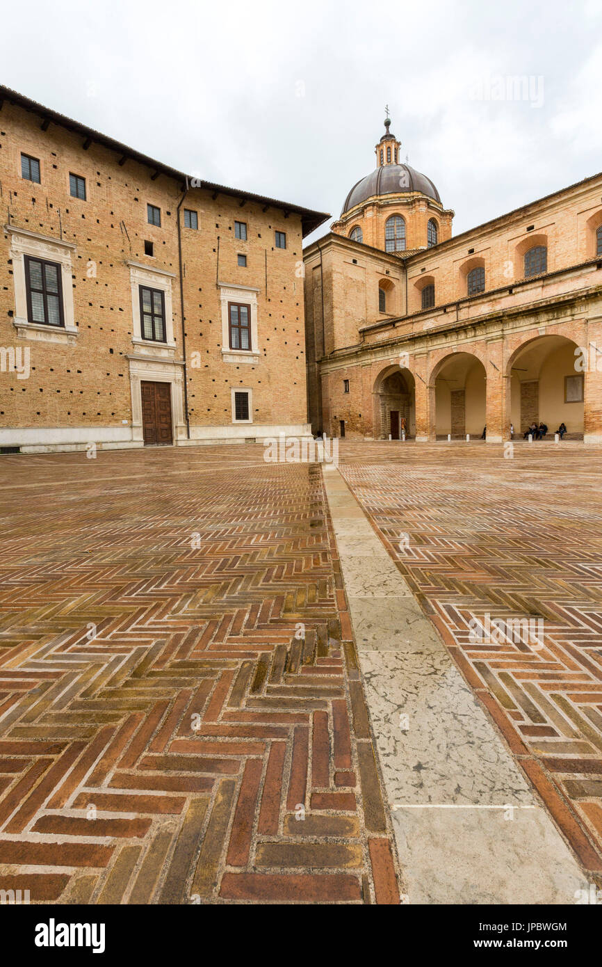 Blick auf die mittelalterliche Piazza Rinascimento und Arkaden neben Palazzo Ducale Urbino Provinz von Pesaro Marche Italien Europa Stockfoto