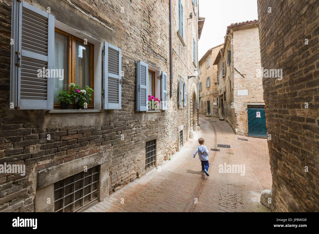 Eine typische Gasse von der alten mittelalterlichen Hügelstadt von Urbino Provinz von Pesaro Marche Italien Europa Stockfoto