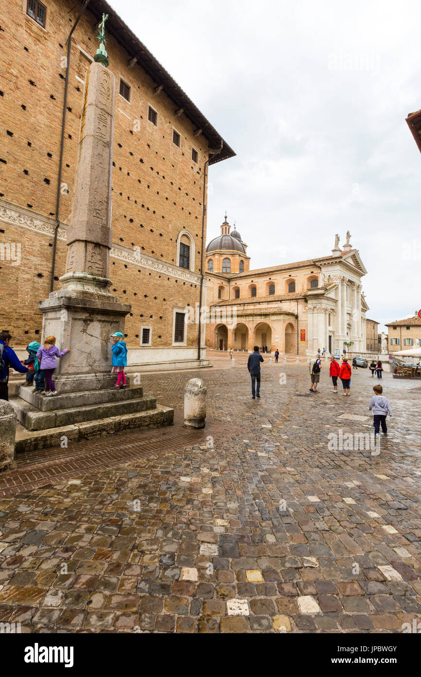 Der ägyptische Obelisk, umgeben von den historischen Gebäuden der Altstadt Urbino Provinz von Pesaro Marche Italien Europa Stockfoto