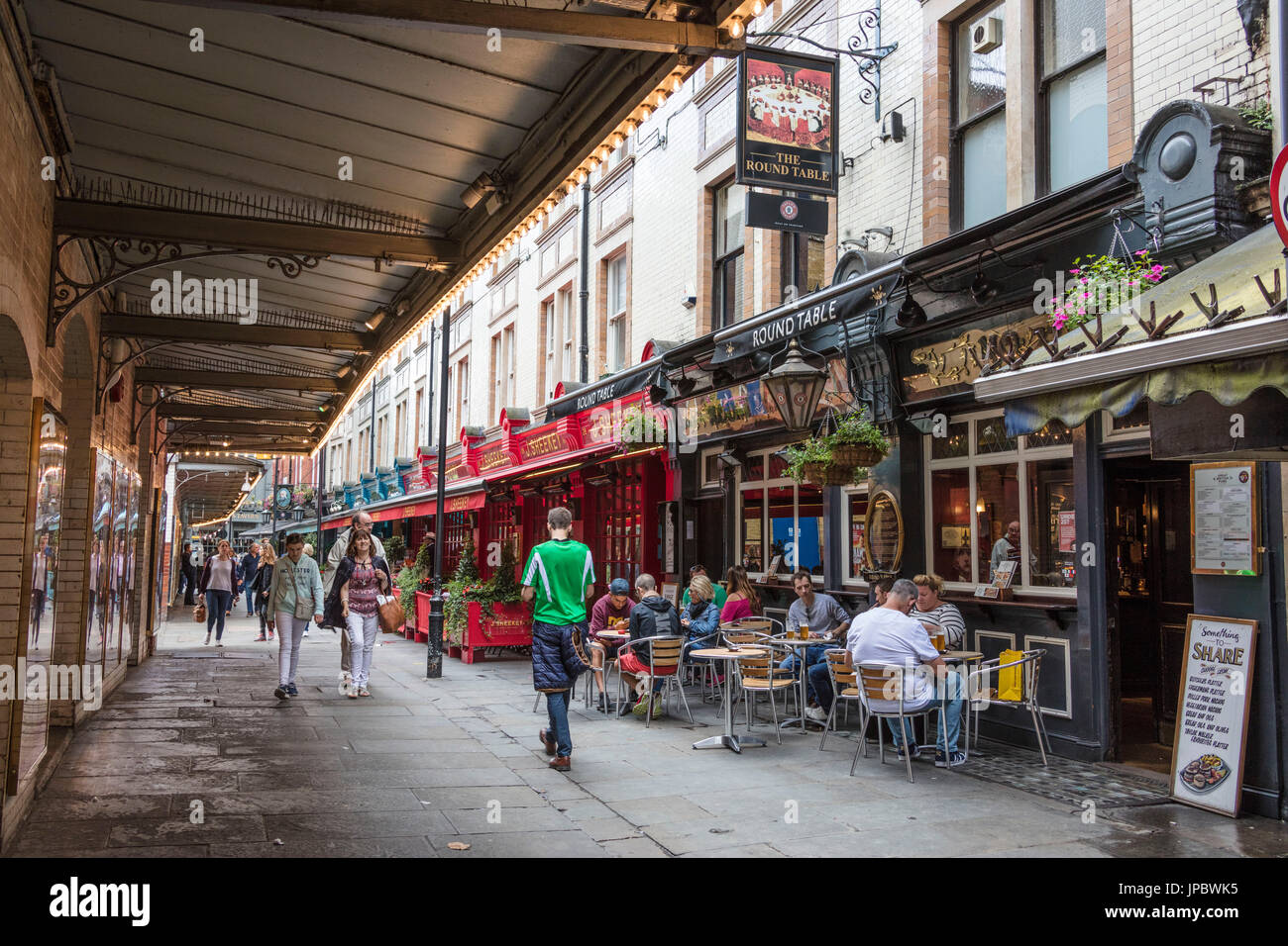 Die Menschen gehen in die Fußgängerzone mit Cafés und Restaurants von Leicester Square Covent Garden Camden London Vereinigtes Königreich Stockfoto