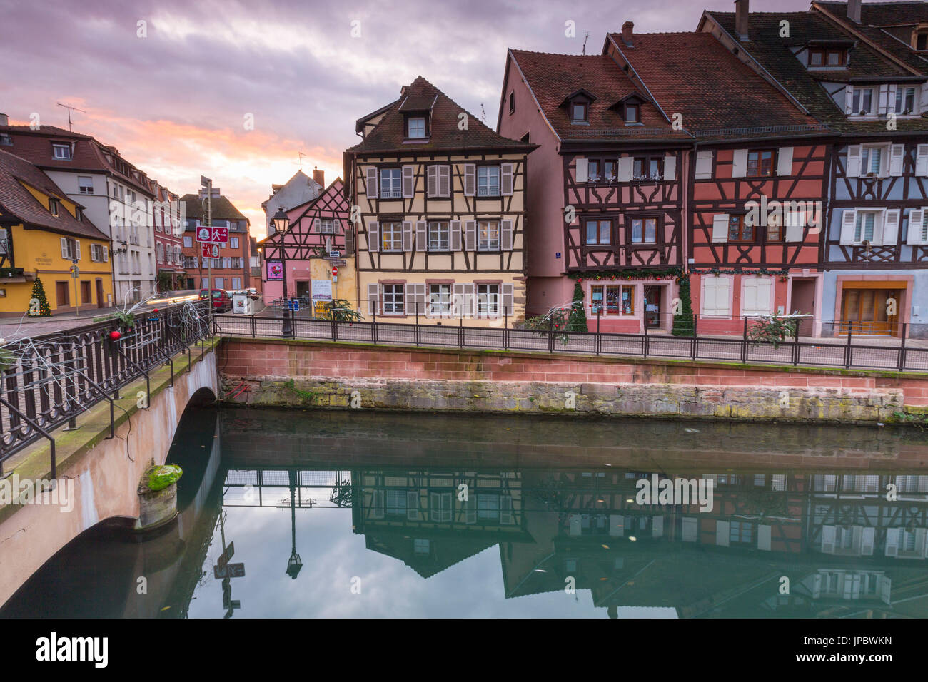 Farbige Häuser spiegeln sich in den Fluss Lauch bei Sonnenuntergang Petite Venise Colmar Haut-Rhin Alsace Frankreich Europa Stockfoto