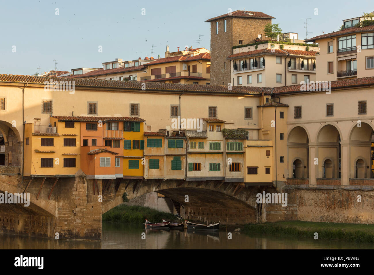 Blick auf Ponte Vecchio eine mittelalterliche Steinbogenbrücke auf den Fluss Arno ein Symbol von Florenz Toskana Italien Europa Stockfoto