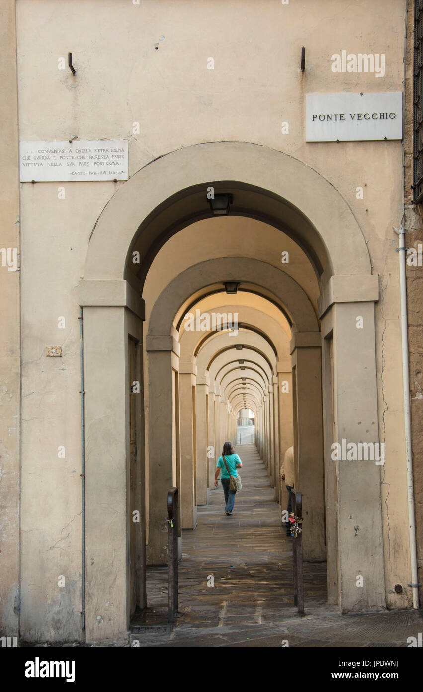 Fußgängerzone Lauben der Altstadt im Bereich der Ponte Vecchio Florenz Toskana Italien Stockfoto