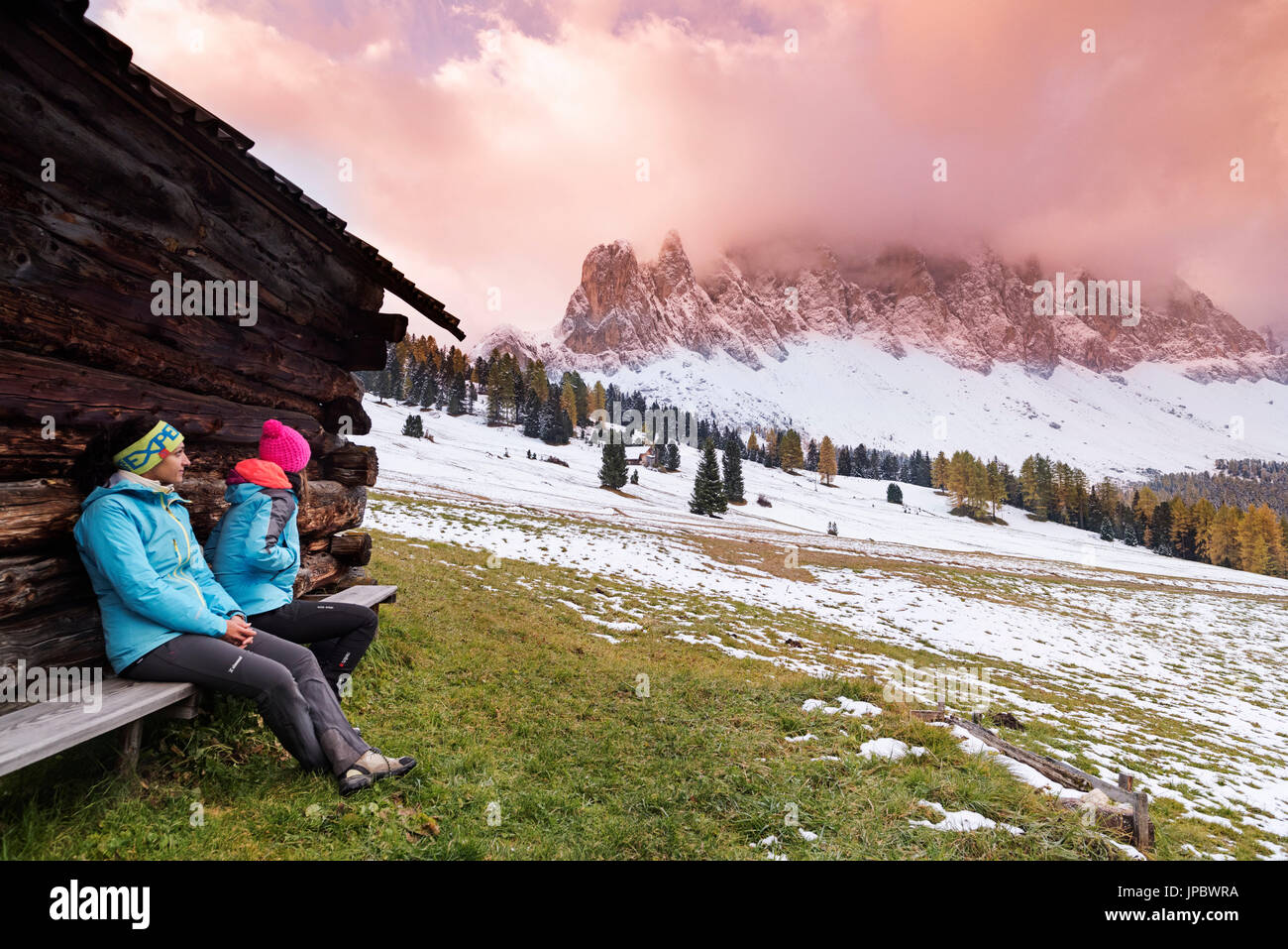 Natürlichen Park Puez-Geisler, Provinz Bozen, Trentino Alto Adige, Italien zwei Wanderer beobachten den Sonnenaufgang über der Puez Odle Stockfoto