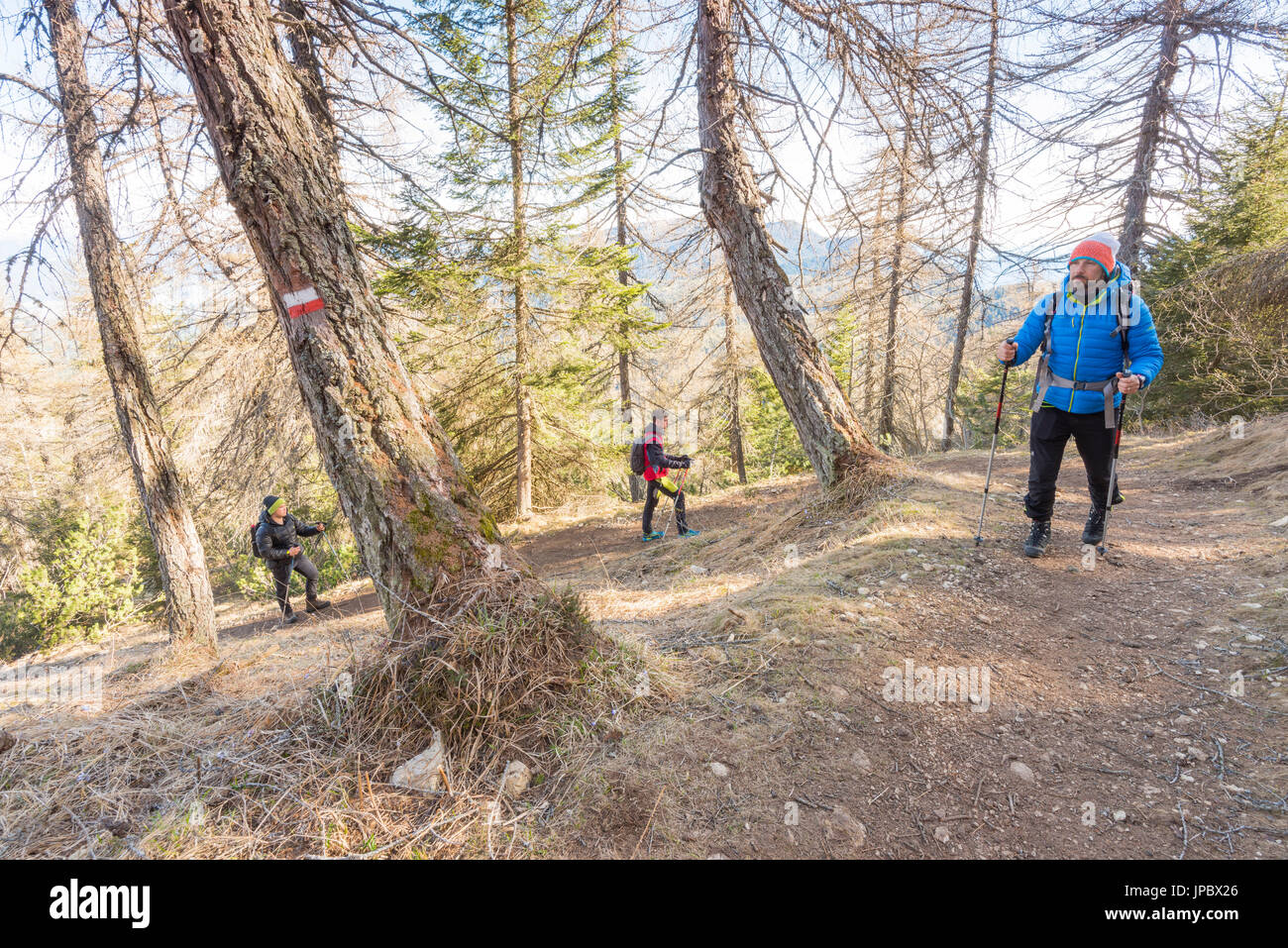 Touristen auf dem Bergweg, der führt zu Horn von Tres Europa, Italien, Trentino Alto Adige, Trento Bezirk, Nonstal, Tres Stadt Stockfoto