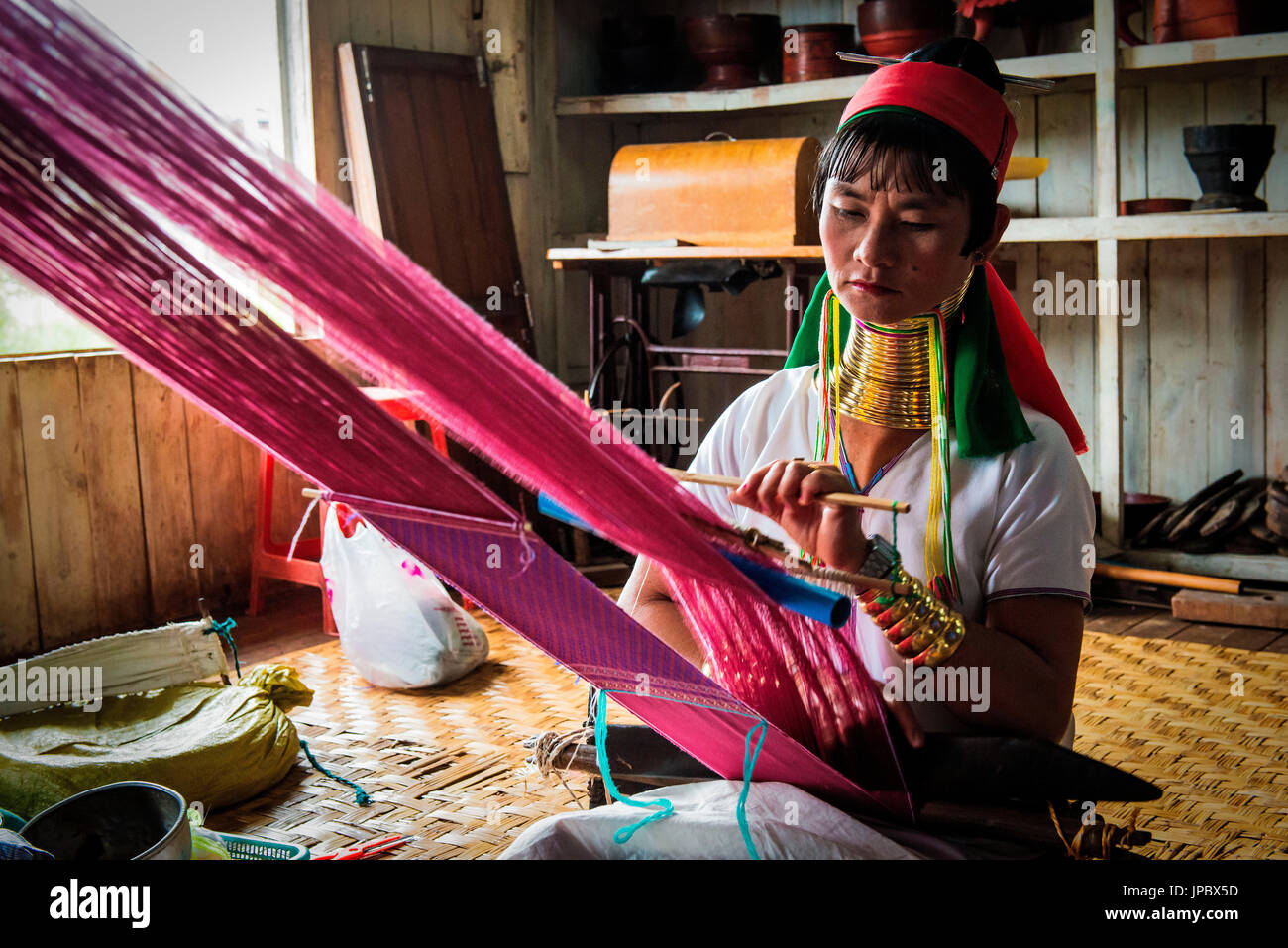 Inle-See, Myanmar, Südostasien. Padaung Stamm Frau am Webstuhl arbeiten. Stockfoto