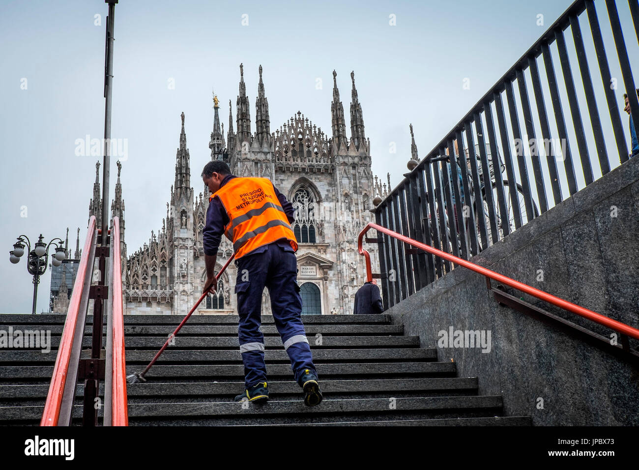 Mailand, Lombardei, Italien, Europa. Mann bei der Arbeit im Untergrund Exit. Stockfoto