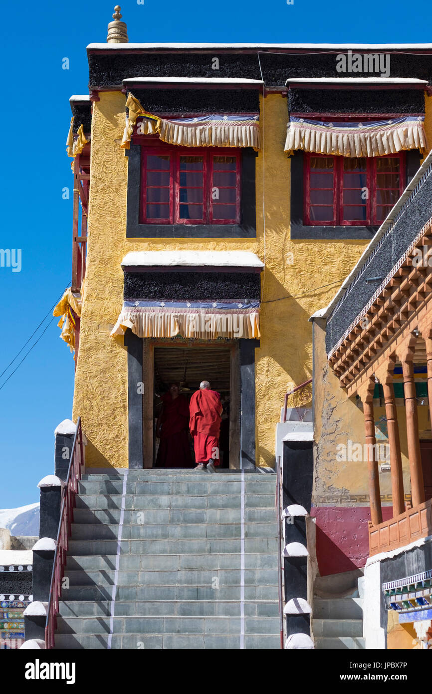 Thikse Kloster, Industal, Ladakh, Indien, Asien. Buddhistischer Mönch vor Tempeleingang. Stockfoto
