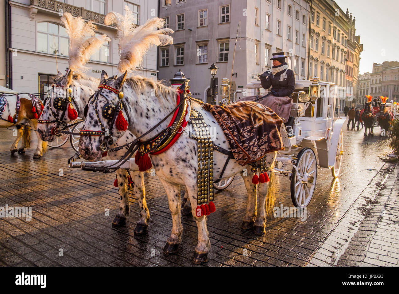 Krakau, Polen, Nord-Ost-Europa. Pferdekutschen in Main Market Square. Stockfoto